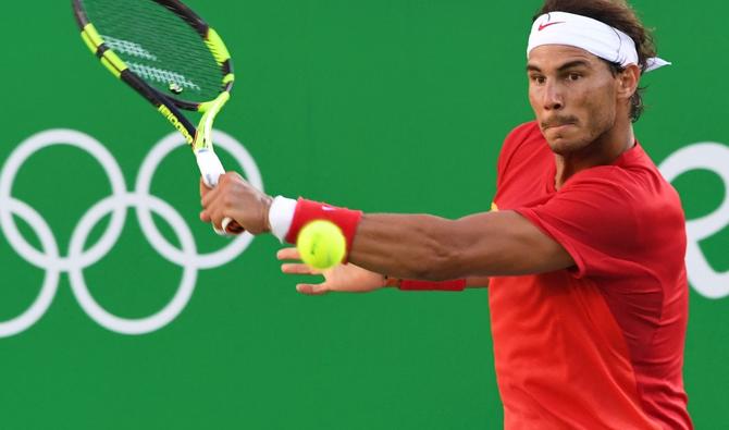 L'Espagnol Rafael Nadal rend le ballon à l'Argentin Juan Martin Del Potro lors de leur match de demi-finale du simple messieurs au Centre olympique de tennis des Jeux Olympiques de Rio 2016 à Rio de Janeiro. (Photo d'archives/AFP)