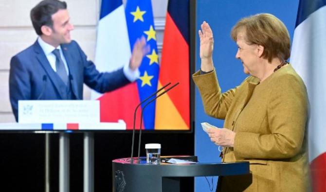 Dans cette photo d'archive prise le 5 février 2021, la chancelière allemande Angela Merkel et le président français Emmanuel Macron saluent à la fin d'une conférence de presse après les entretiens vidéo du Conseil de sécurité franco-allemand à Berlin. (John Macdougall / Pool / AFP)