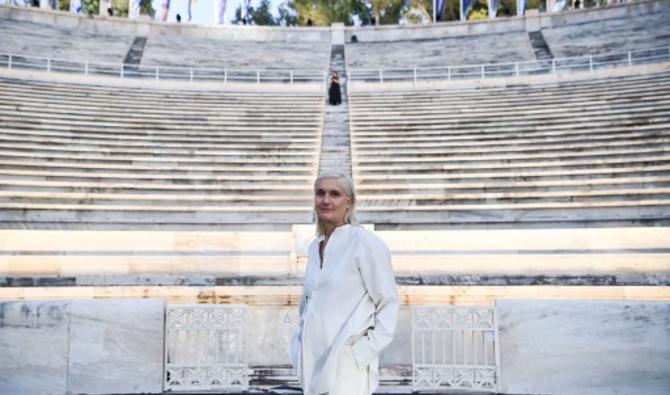 La créatrice de mode italienne de Christian Dior, Maria Grazia Chiuri, pose avant le défilé Dior Croisiere 2022, au stade panathénaïque, à Athènes, le 17 juin 2021. (Aris Messinis / AFP)