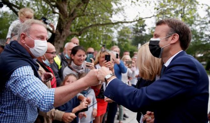 Le président français Emmanuel Macron salue un électeur au bureau de vote du Touquet, lors du premier tour des élections régionales françaises le 20 juin 2021 (Photo, AFP)