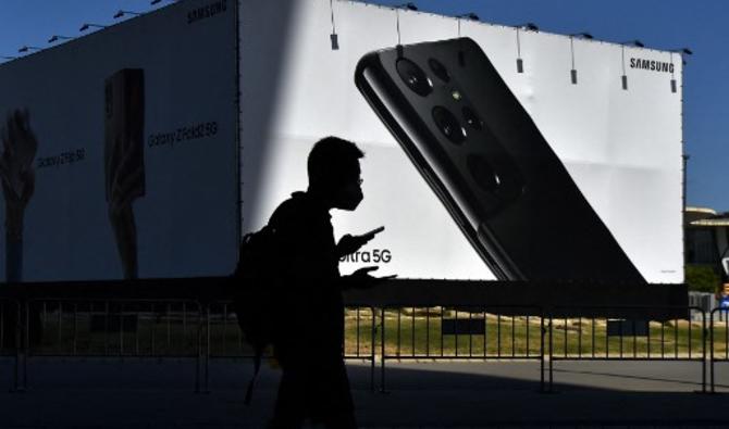 Un visiteur devant le site du Mobile World Congress (MWC) à Barcelone le 25 juin 2021. Le Mobile World Congress (MWC) de quatre jours, l'un des premiers grands forums technologiques organisés en Europe depuis le début de la pandémie, intervient alors que les ventes mondiales de smartphones rebondissent après avoir chuté en 2020 en raison des ravages économiques causés par la crise sanitaire. (Pau Barrena/AFP)