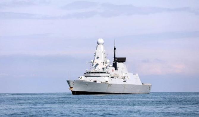 Cette photo publiée par l'ambassade britannique en Géorgie, montre le destroyer britannique HMS Defender au port de Batoumi sur la mer Noire, le 26 juin 2021 (Photo, AFP)