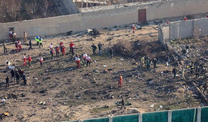 Des équipes de secours rassemblées à l'endroit où un avion ukrainien transportant 176 passagers s'est écrasé près de l'aéroport Imam Khomeini, dans la capitale iranienne, tôt dans la matinée du 8 janvier 2020. (Fichier/AFP)