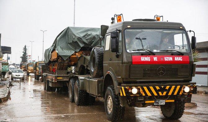 Sur cette photo prise le 26 décembre 2018 on voit un convoi de chars et de véhicules militaires turcs acheminés vers la ville d'al-Rai, contrôlée par les rebelles, dans le nord de la Syrie. (Photo, AFP)