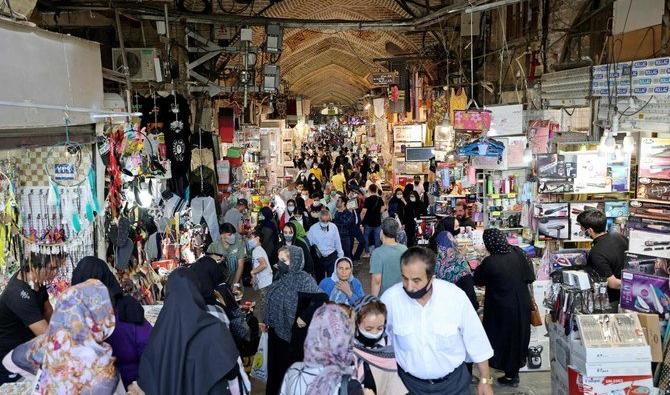 Des Iraniens font leurs courses au Grand Bazar de la capitale iranienne Téhéran, le 9 juin 2021 (Photo, AFP) 