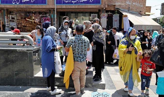 Des Iraniens font leurs courses au Grand Bazar de la capitale iranienne Téhéran, le 9 juin 2021 (Photo, AFP) 