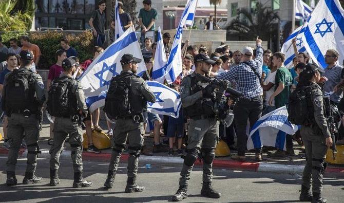 Des manifestants juifs de droite exigent la libération de trois Juifs arrêtés pour la mort de Mousa Hasoona, devant le tribunal de district de Lod, en Israël, le 12 mai 2021 (Photo AP) 