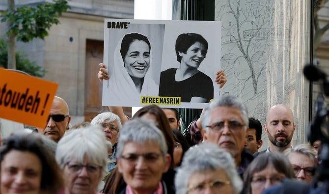 Des personnes se rassemblent devant l’ambassade d’Iran en France, le 13 juin 2019, pour demander la libération de l’avocate iranienne des droits de l’homme emprisonnée, Nasrin Sotoudeh (Photo, AFP)