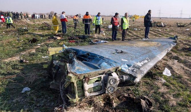 Des équipes de secours sur les lieux du crash d’un avion de ligne ukrainien qui a été abattu peu après son décollage près de l’aéroport Imam Khomeini dans la capitale iranienne, Téhéran, le 8 janvier 2020 (Photo, AFP) 