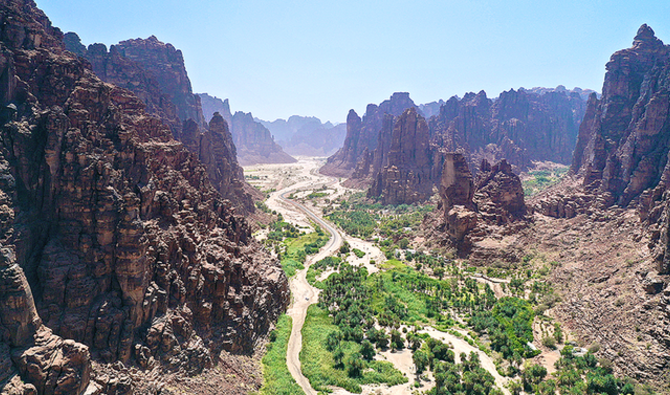 Les touristes qui souhaitent faire des sorties et qui ne peuvent pas voyager en raison de la pandémie sont invités à explorer les différentes destinations saoudiennes, des plages aux eaux claires aux montagnes rudes en passant par les villes grouillantes d'activité. (Fourni)