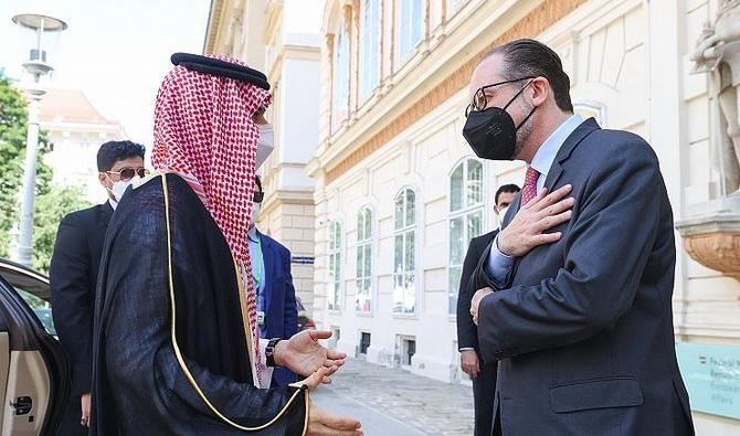 Le prince saoudien Faisal ben Farhan rencontrant son homologue autrichien, Alexander Schallenberg, lors de sa visite officielle à Vienne (SPA) 