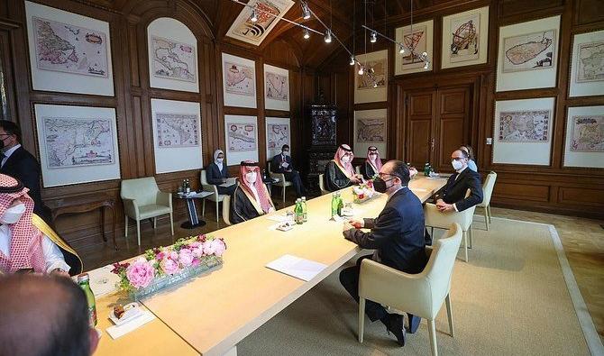 Le prince saoudien Faisal ben Farhan rencontrant son homologue autrichien, Alexander Schallenberg, lors de sa visite officielle à Vienne (SPA) 