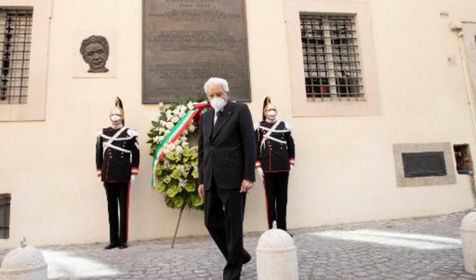 Une photo prise et distribuée le 9 mai 2021 par le palais présidentiel du Quirinale montre le président italien Sergio Mattarella déposant une couronne sur la plaque de la Via Michelangelo Caetani à Rome, à l'endroit où le corps du démocrate-chrétien Aldo Moro a été retrouvé après son assassinat par les Brigades rouges le 9 mai 1978. (Document distribué / Service de presse du Quirinale / AFP)