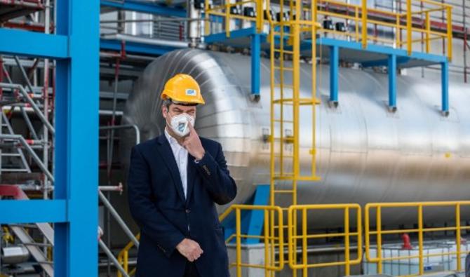 Le Premier ministre de l'État de Bavière, Markus Soeder, visite le chantier de construction de l'entreprise allemande de fabrication de plastique Leuna-Harze à Leuna, dans l'est de l'Allemagne, le 21 mai 2021. (Jens Schlueter / AFP