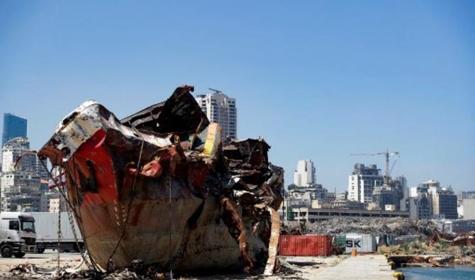 Un navire endommagé dans le port de Beyrouth, près d'un an après l'explosion massive du 4 août qui a tué plus de 200 personnes et blessé des dizaines d'autres, le 27 mai 2021. (Joseph Eid/AFP)