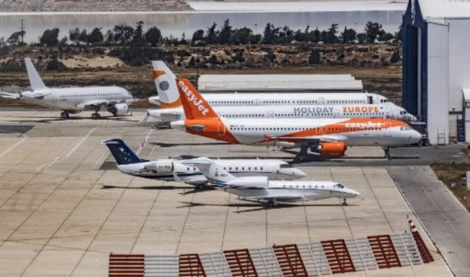 Cette photo prise le 28 mai 2021 montre une vue (de l'avant vers l'arrière) d'un Avcon Jet Cessna Citation X, d'un Canadair Challenger 850, d'un EasyJet Airbus A320 sur le tarmac de l'aéroport international de Larnaca dans la ville côtière du sud de Chypre. (Amir Makar /AFP)