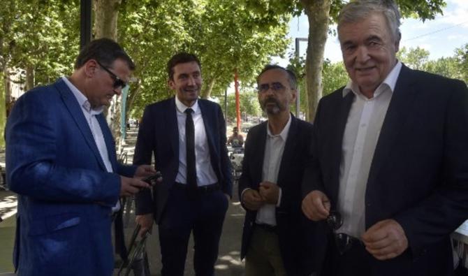 Les membres du parti d'extrême droite français Rassemblement national (RN), Le maire de Perpignan Louis Aliot (g), le maire de Beaucaire Julien Sanchez (2e g)), le candidat aux élections régionales dans la région Occitanie Jean-Paul Garraud (d) et le maire de droite de Béziers Robert Menard (2e d) avant une conférence de presse à Narbonne, dans le sud de la France, le 22 juin 2021. (Raymond Roig/AFP)