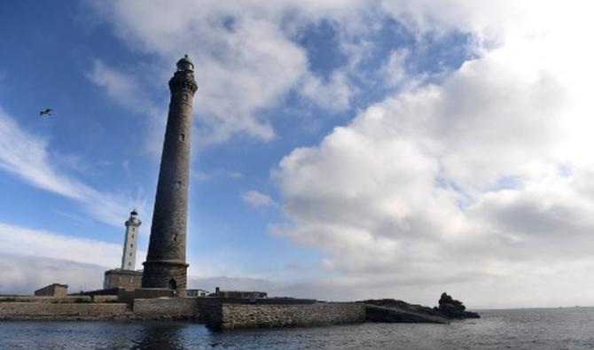 Cette photo prise le 28 juin 2021 à Plouguerneau, dans l'ouest de la France montre les deux phares de l'Ile Vierge qui sont désormais disponibles à la location. (Fred Tanneau/AFP)