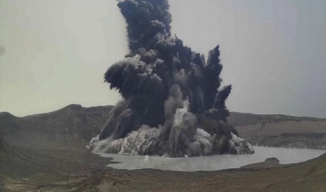 Cette image fixe tirée d'une vidéo prise le 1er juillet 2021 publiée le 3 juillet 2021 par l'Institut philippin de volcanologie et de sismologie - Département des sciences et technologies (PHIVOLCS-DOST) montre une éruption du cratère principal du volcan Taal. (Institut philippin de volcanologie et de sismologie / Département des sciences et technologies/AFP)