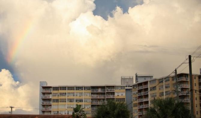 Une vue générale du condominium Crestview Towers le 2 juillet 2021 à North Miami Beach, en Floride. Plus de 300 résidents du condominium Crestview Towers ont été évacués après un rapport d'inspection remis par l'association des copropriétaires. (Eva Marie Uzcategui/Getty Images/AFP)