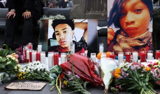 Mémorial de fortune érigé lors d'une veillée pour Daunte Wright et Dominique Lucious à Washington Square Park à Manhattan le 14 avril 2021 à New York. Wright, un homme noir de 20 ans a été abattu par une policière après avoir apparemment été arrêté pour un enregistrement expiré. La police a déclaré que Kim Potter, 26 ans au service de police du Brooklyn Center, a confondu son arme de service avec son Taser. (Michael M. Santiago/Getty Images/AFP)