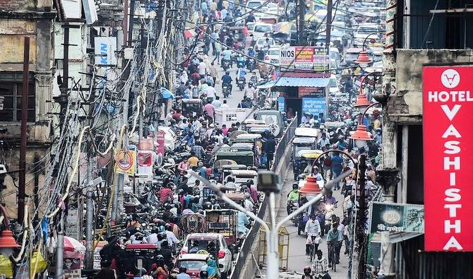 Des personnes à bord de leurs véhicules sont bloquées dans un embouteillage après la levée des restrictions imposées par le gouvernement sur fond de pandémie du COVID-19, à Prayagraj , le 21 juin 2021. (AFP/File Photo)