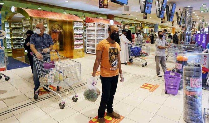 Des personnes font la queue dans un centre commercial et suivent les signes de distanciation sociale à Riyad, en Arabie saoudite. (Photo d'archive REUTERS)