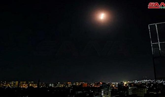 Une photo publiée par l'Agence de presse arabe syrienne officielle (SANA) le 20 août 2021 montre un point lumineux au-dessus de Damas la nuit du 19 août 2021. Le système de défense aérienne de la Syrie a engagé des "cibles hostiles" au-dessus de la capitale. (SANA / AFP)