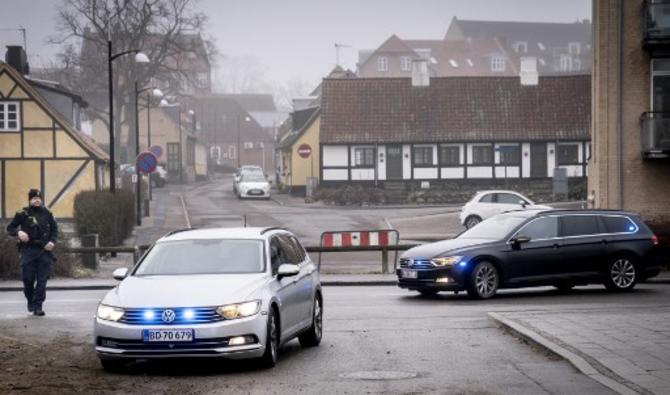 Des voitures de police arrivent en mars 2021 au tribunal de Holbaek, au Danemark, alors que la garde à vue de sept personnes soupçonnées d'avoir planifié un ou plusieurs attentats terroristes (Photo, AFP)