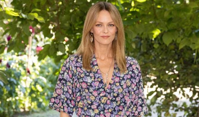 Dans cette photo d'archive prise le 28 août 2021, l'actrice et chanteuse française Vanessa Paradis pose lors d'un photocall pour le film « Cette musique ne joue pour personne » lors du 14e festival du film francophone d'Angoulême à Angoulême, dans l'ouest de la France (Photo, AFP)