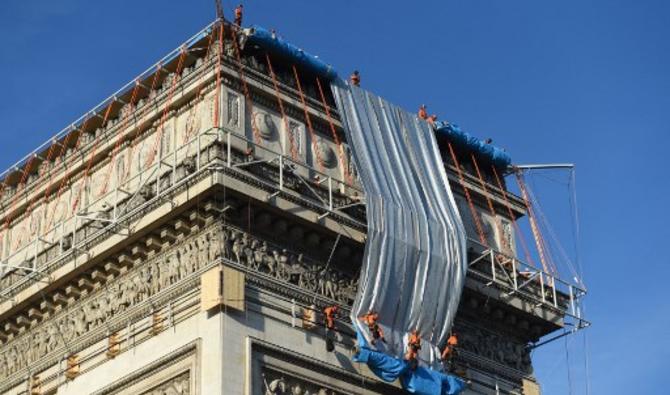 Les opérations pour recouvrir l'Arc de Triomphe de tissu se poursuivaient dimanche. Les cordistes qui installent les pans de tissu recyclable en polypropylène sur le monument ont jusqu'au 18 septembre pour emballer ce monument parisien, dernière oeuvre posthume (Photo, AFP)