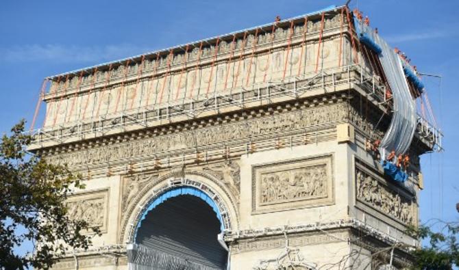 Les opérations pour recouvrir l'Arc de Triomphe de tissu se poursuivaient dimanche. Les cordistes qui installent les pans de tissu recyclable en polypropylène sur le monument ont jusqu'au 18 septembre pour emballer ce monument parisien, dernière oeuvre posthume (Photo, AFP)