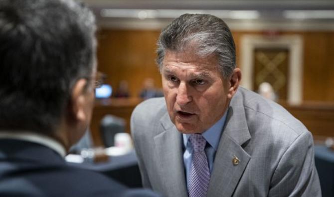 Sur cette photo d'archive, le sénateur Joe Manchin, un démocrate de Virginie-Occidentale, s'entretient avec Xavier Becerra, secrétaire à la Santé et aux Services sociaux (HHS), lors d'une audience du Sous-comité des crédits du Sénat à Washington, DC, le 9 juin 2021 (Photo, AFP)