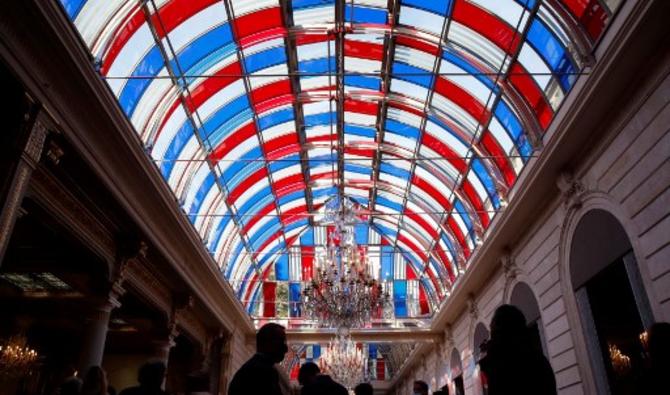 Cette création intitulée « Pavoisé » est formée par une juxtaposition des couleurs nationales espacées à chaque fois d'une vitre incolore, en alternance avec les célèbres bandes de 8,7 cm de large, l'une des signatures fétiches du Français, artiste majeur de la scène contemporaine internationale (Photo, AFP)