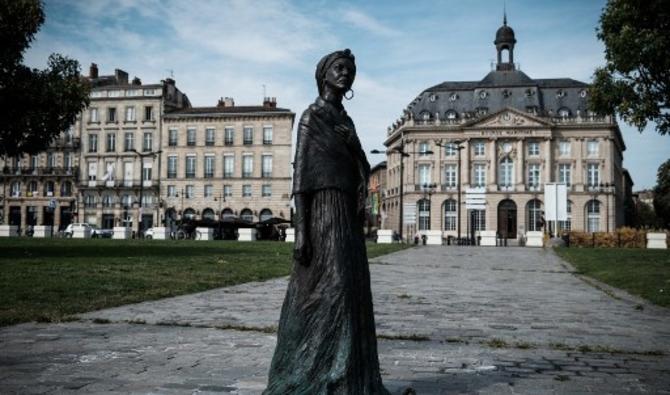 La statue en bronze représente une esclave achetée par deux frères bordelais au XVIIIe siècle puis affranchie (Photo, AFP)