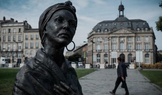 La statue en bronze représente une esclave achetée par deux frères bordelais au XVIIIe siècle puis affranchie (Photo, AFP)