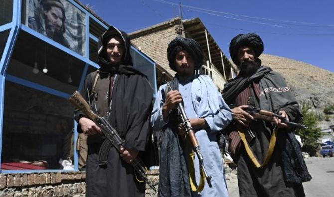 Des talibans posent pour une photo devant une boulangerie dans une zone de marché du district de Khenj, dans la province du Panjshir, le 15 septembre 2021 (Photo, AFP)