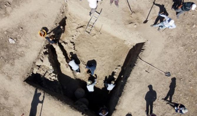 La découverte d'un pavé vieux de 3 500 ans, considéré comme « l'ancêtre » des mosaïques méditerranéennes et reposant dans les vestiges d'une cité perdue, dans le centre de la Turquie (Photo, AFP)