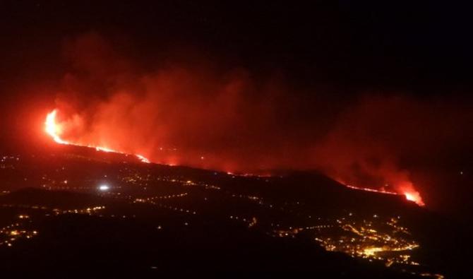 La coulée de lave produite par le volcan Cumbre Vieja arrive à l'océan sur la plage de Los Girres à Tazacorte sur l'île canarienne de La Palma, le 29 septembre 2021 (Photo, AFP)