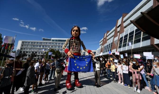 Cette marionnette de 3,50 mètres de haut est dirigée par une marionnettiste sur échasses et deux autres faisant vivre ses mains (Photo, AFP)