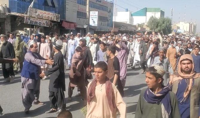 Une marche de protestation après la décision des talibans de les forcer des personnes quitter leur domicile à Kandahar, en Afghanistan, le 14 septembre 2021, sur cette photo tirée d'une vidéo (Reuters) 