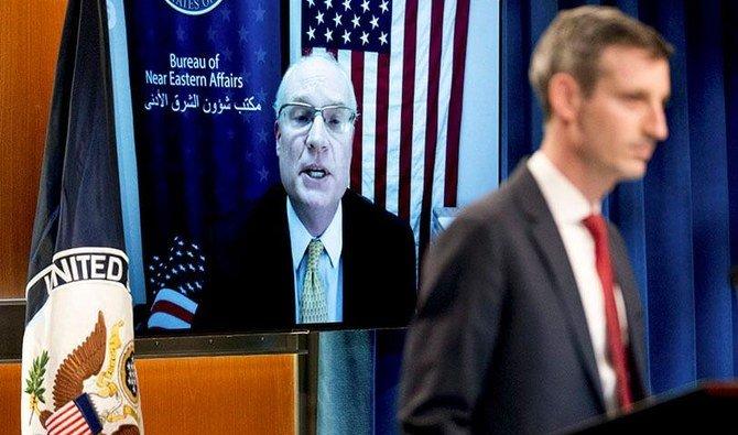 L'envoyé spécial des États-Unis pour le Yémen, Timothy Lenderking, accompagné du porte-parole du département d'État Ned Price, à droite, s'exprimant par téléconférence. Département d'État, Washington, 16 février 2021 (Photo AP) 