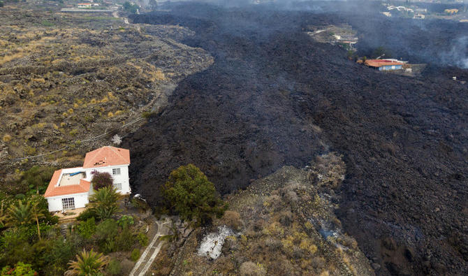 La lave d'une éruption volcanique coule mardi, détruisant des maisons sur l'île de La Palma aux Canaries, en Espagne (PA)