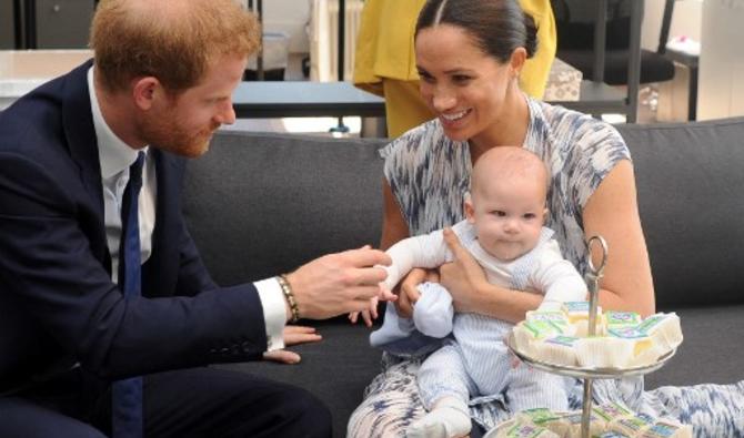 Le prince Harry et son épouse Meghan tiennent leur bébé Archie alors qu'ils rencontrent l'archevêque Desmond Tutu à Cape Town, le 25 septembre 2019 (Photo, AFP) 