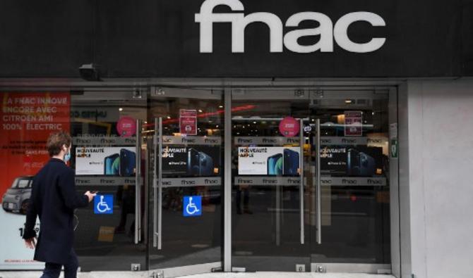 Un homme entre dans un magasin Fnac à Paris, le 30 octobre 2020 (Photo, AFP) 