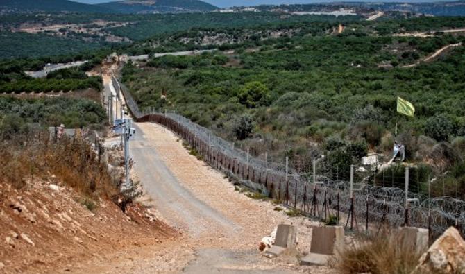 Un drapeau du Hezbollah  du côté libanais de la barrière frontalière avec Israël, près de la colonie de Shtula, dans le nord d'Israël, le 20 juillet 2021 (Photo, AFP)