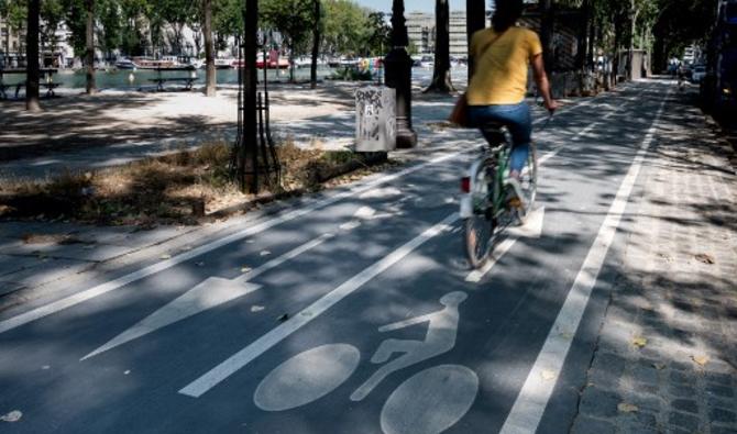 Une femme fait du vélo sur une piste cyclable à Paris, le 4 septembre 2021 (Photo, AFP)