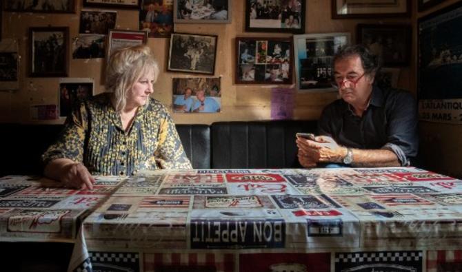 L'actrice et réalisatrice belge Yolande Moreau et l'acteur, humoriste et chanteur français François Morel dans le café-restaurant préféré du chanteur français Georges Brassens à Paris, le 17 septembre 2021 (Photo, AFP)