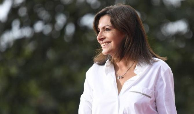 La maire de Paris Anne Hidalgo monte sur scène alors qu'elle arrive pour lancer le concert Global Citizen Live à Paris, le 25 septembre 2021 (Photo, AFP)