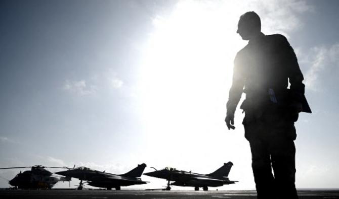 Des chasseurs à réaction Rafale sur le pont du porte-avions français Charles de Gaulle en mer, au large de la ville de Hyères, le 23 janvier 2020 (Photo, AFP)